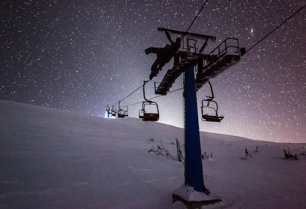 Kabelbanen hangen in een stille nacht aan kabels — Stockfoto