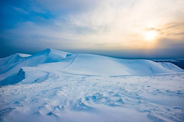 霧に包まれた日当たりの良いスキー場の景色を眺めながらのスイッチング — ストック写真