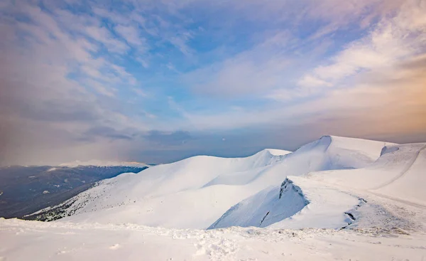 Bewitching view of the foggy sunny ski slope — Stockfoto