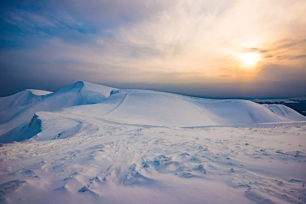 Bewitching view of the foggy sunny ski slope — Stockfoto