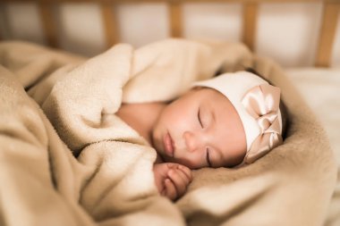Yeni doğmuş bebek tatlı tatlı uyuyor beşiğinde