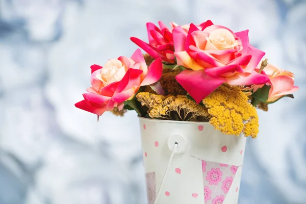 Blumen in einem kleinen Eimer — Stockfoto