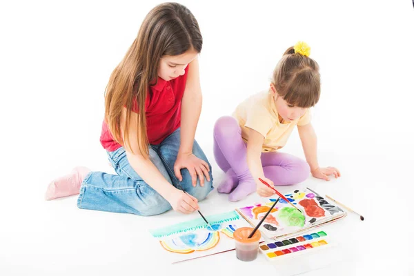 Діти з ентузіазмом малюють акварелями — стокове фото