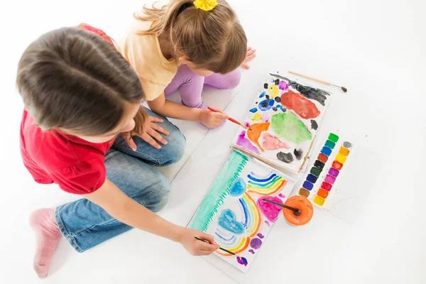 Çocuklar hevesle suluboya boyayla resim yapıyorlar. — Stok fotoğraf