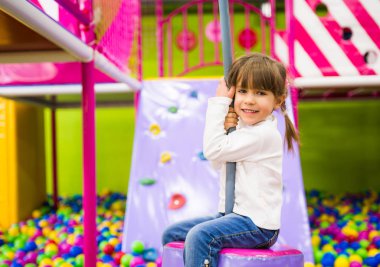 Mutlu kız oyun odasında eğleniyor.