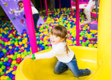 Mutlu çocuk oyun odasında eğleniyor.