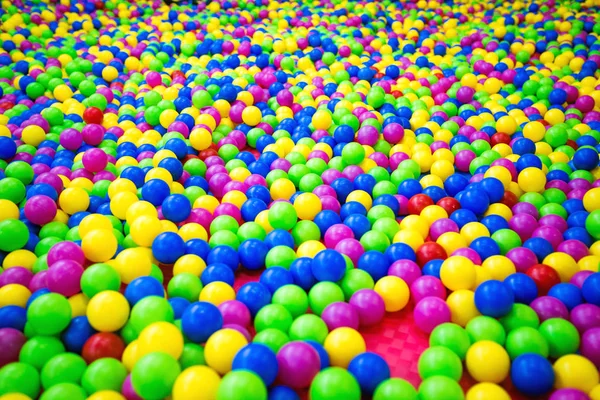 Fundo de bolas plásticas multicoloridas brilhantes — Fotografia de Stock