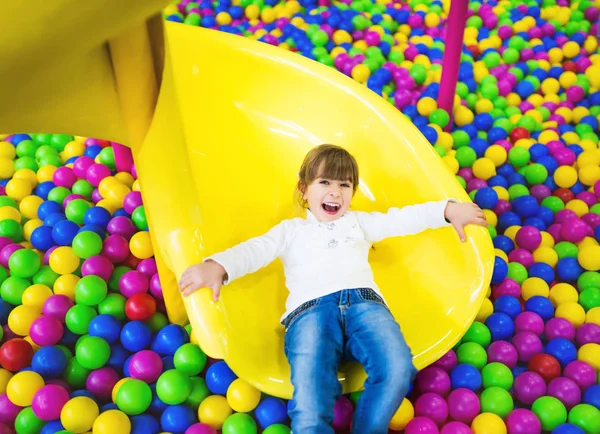 Счастливый ребенок развлекается в игровой комнате — стоковое фото