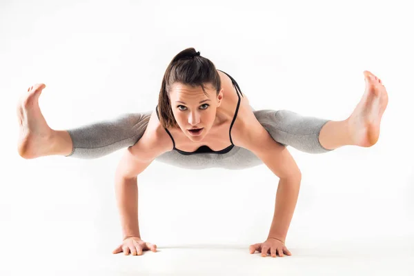 Schattig jong Kaukasisch meisje doen handstand — Stockfoto