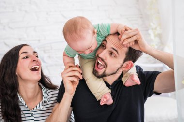 Neşeli beyaz bir ailenin portresi.