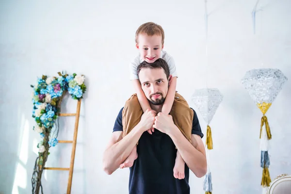 Feliz padre juega con poco travieso hijo — Foto de Stock