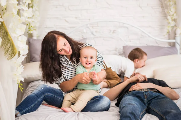 Щаслива молода сім'я мама тато і два сини — стокове фото