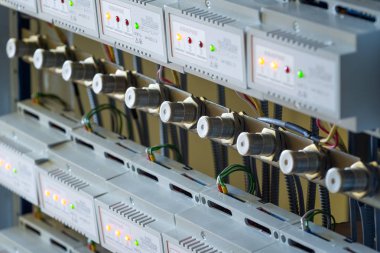 Metal bağlar ve kablolar dizisini kapatın.