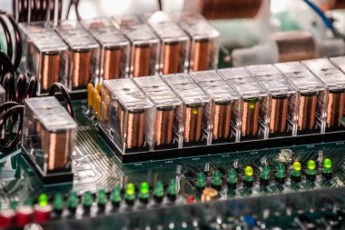 Kablo büyük yeşil bir mikro devreye bağlı.