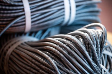 Kocaman metal, esnek boruların yakın çekim görüntüsü.