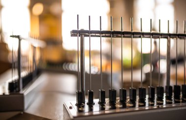 Metal antenler ve numaralandırılmış düğmeler