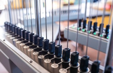 Metal antenler ve numaralandırılmış düğmeler