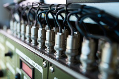 Bir kablo ve numaralandırılmış tıpanın yakın görüntüsü