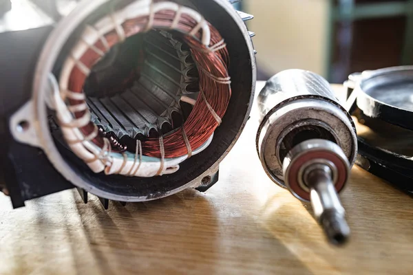 ワイヤ付き分解金属モーターの閉鎖 — ストック写真