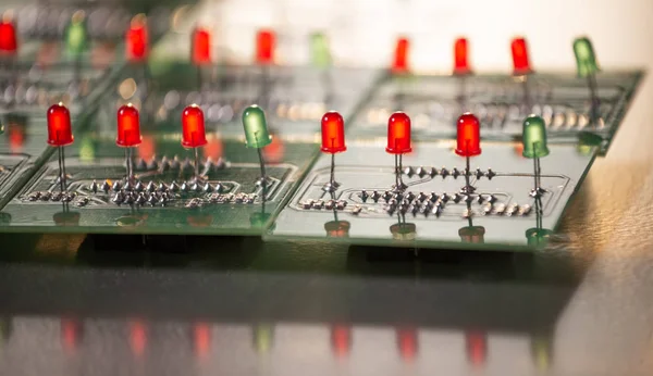 Primer plano de un panel con bombillas rojas y verdes — Foto de Stock