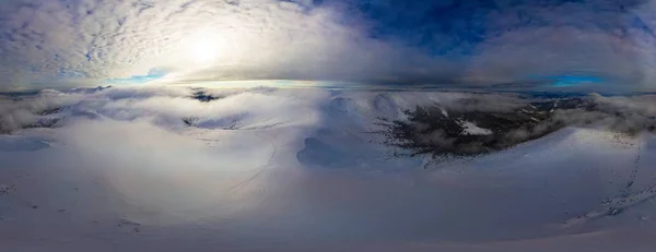 Aerial 360 kilátás az esti téli panoráma — Stock Fotó