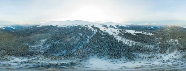 Panorama fabuloso com montanhas cobertas de neve — Fotografia de Stock