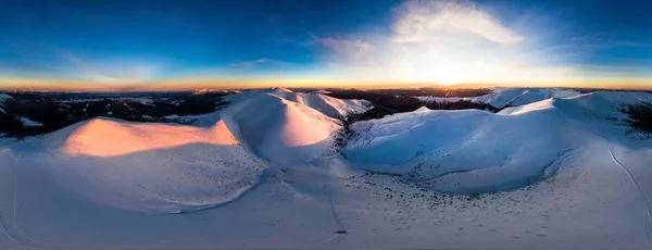 Aerial 360 kilátás az esti téli panoráma — Stock Fotó