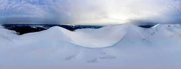 Aerial 360 kilátás az esti téli panoráma — Stock Fotó