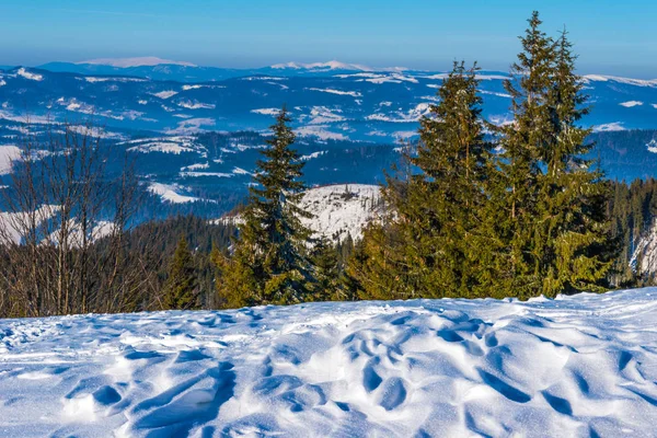Прекрасная завораживающая панорама горнолыжного склона — стоковое фото