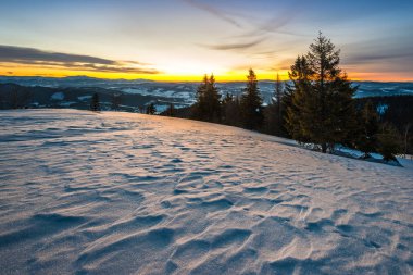 Dağ vadisinde huzur verici manzara