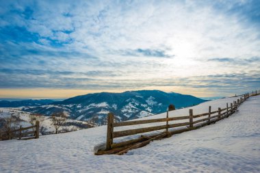 Dağ sıralarının güzel manzarası