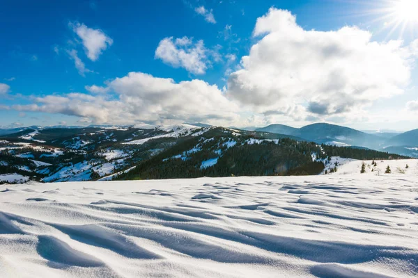 Schöne betörende Aussicht auf die Berghänge — Stockfoto