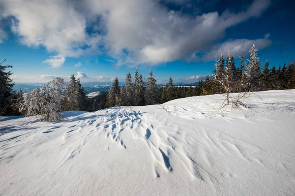 Prachtig uitzicht vanaf de besneeuwde piste — Stockfoto