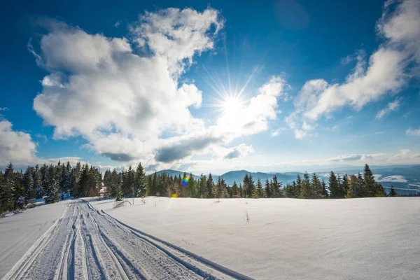 ATV y pistas de esquí en nieve en el helado día de invierno — Foto de Stock