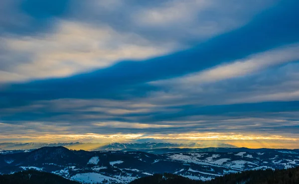Mesmerizing views of snow-covered mountain — Stock fotografie