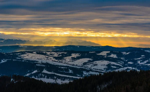 雪に覆われた山の景色を魅了する — ストック写真