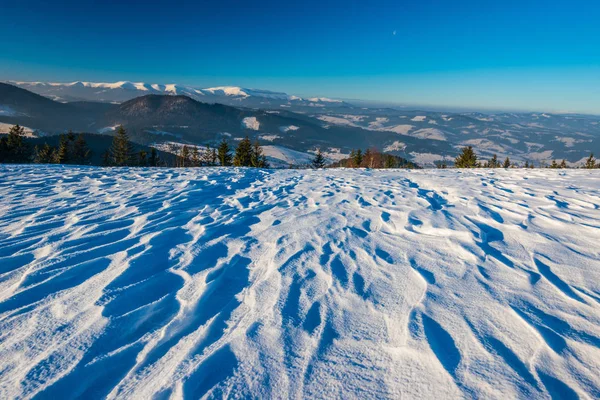 Schöne faszinierende Aussicht auf die Skischneewellen — Stockfoto