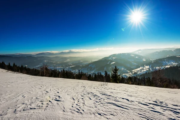 Blick von oben auf eine weitläufige, schneebedeckte Skipiste — Stockfoto