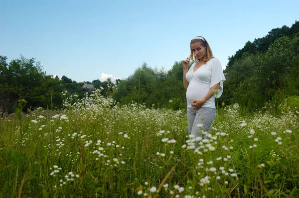 Krásná těhotná žena relaxační venku v parku — Stock fotografie
