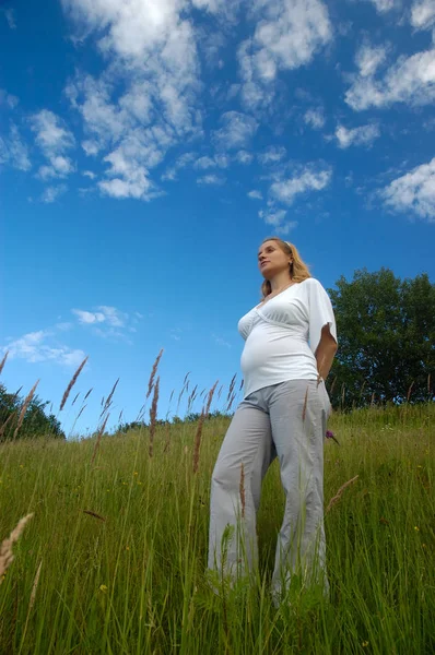 Mooie zwangere vrouw ontspannen buiten in het park — Stockfoto