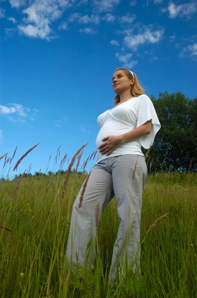 Belle femme enceinte se détendre à l'extérieur dans le parc — Photo