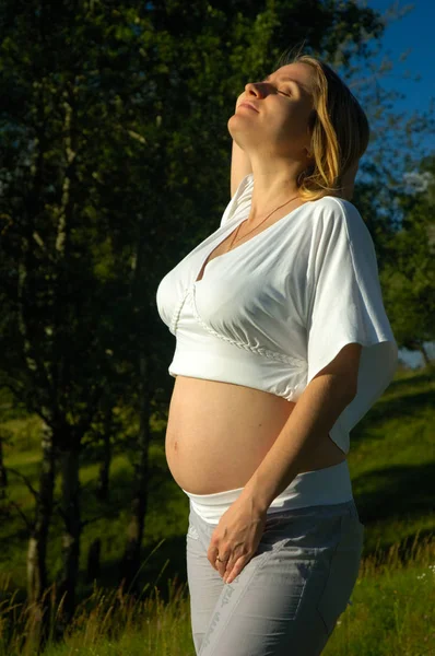 Wanita hamil cantik santai di luar di taman — Stok Foto