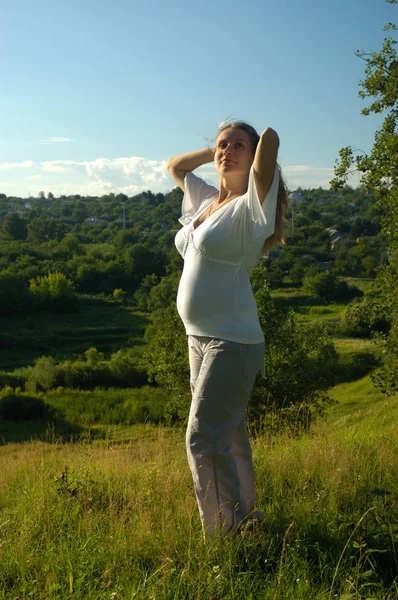 Mooie zwangere vrouw ontspannen buiten in het park — Stockfoto