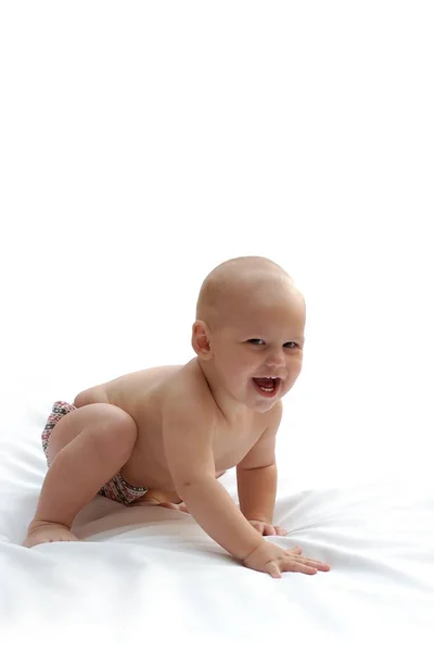 Retrato de un niño trate de dar los primeros pasos — Foto de Stock