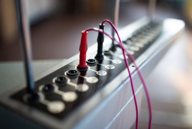 Numaralanmış büyük düğmeleri olan bir panelin yakın plan görüntüsü