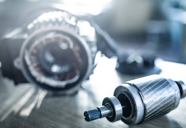 Demir endüstriyel motor bir masanın üzerinde duruyor.