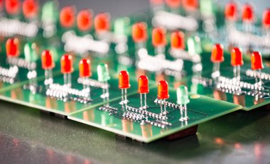 Kırmızı ve yeşil ampullü bir panele yakın çekim