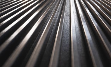 Altın kıvrımlı metal bir yüzeye yakın çekim