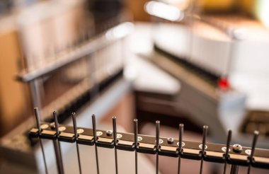 Numarası ve sinyal lambaları olan gizli bir ağır silah parçasının yakın çekimi.