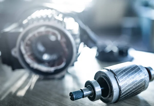 Close-up van de ijzeren industriële motor op een tafel — Stockfoto